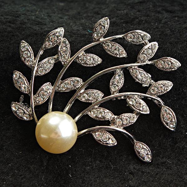 [35/50 мм] Брошь светлый металл с листьями в стразах и светлой жемчужиной