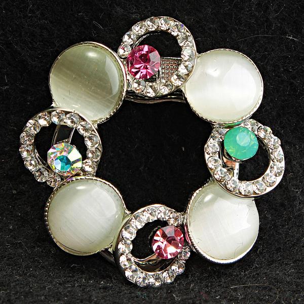 [37/37 мм] Брошь-Веночек круглая очень элегантная со стразами нежных оттенков и белыми камнями кошачий глаз кабошон