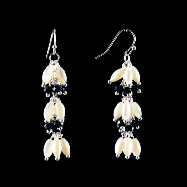 Серьги подвески Гроздь цветов, перламутр, черными стразами(металл под серебро)5,5см