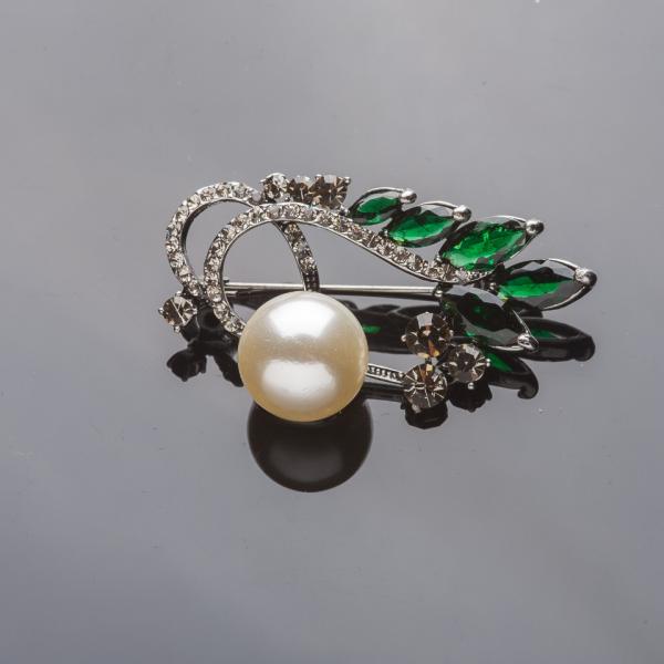 Брошь "Жемчужина на ветвях " 5х3см серебристая ,зеленые листья-кристаллы, стразы
