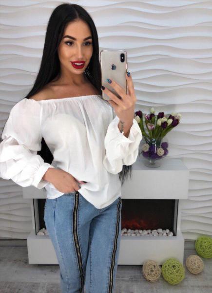 Стильная белая блузка.