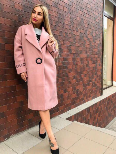 Розовое стильное кашемировое пальто.