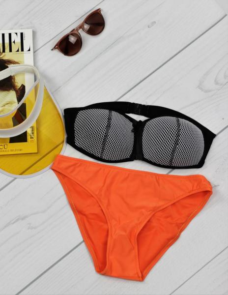 Купальник раздельный с оранжевыми плавками и черным лифом.