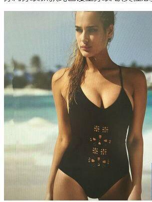 Черный цельный женский купальник.