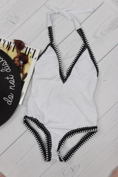 Купальник с внутренней чашкой, глубоким декольте и открытой спиной.