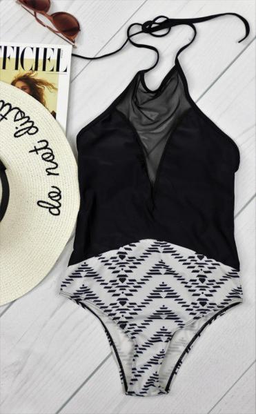 Сдельный женский купальник черно-белый.