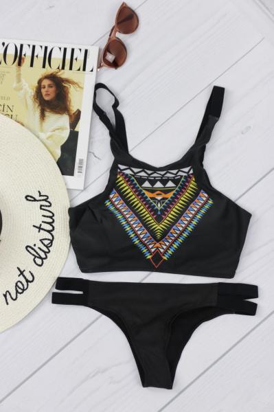 Купальник раздельный холтер черный с геометрическим орнаментом.