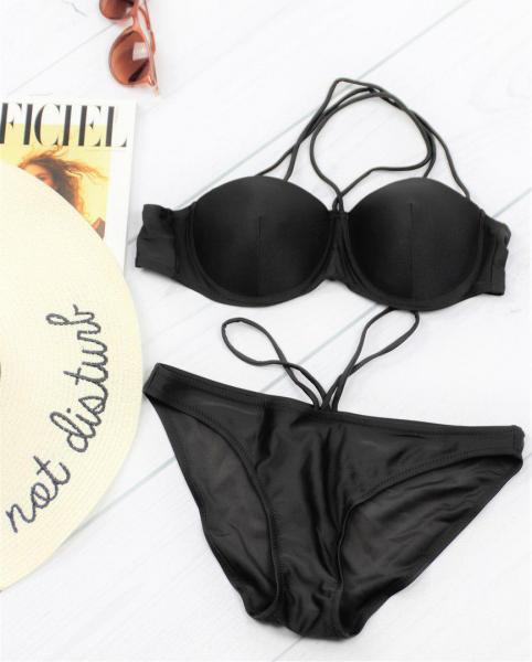 Раздельный черный купальник с твердой чашкой.