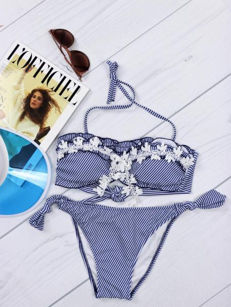 Купальник раздельный.