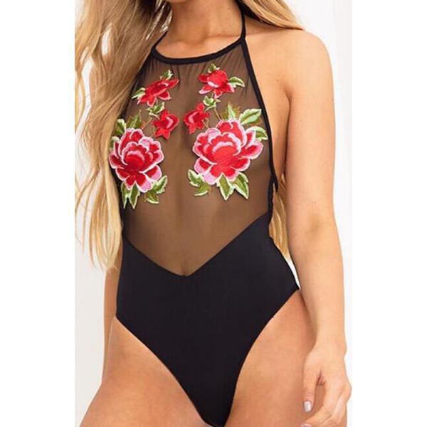 Купальник цельный с цветочной вышивкой.