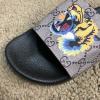  Gucci Slide Sandal GG Supreme Tiger Сандалии и шлепанцы мужские в Украине