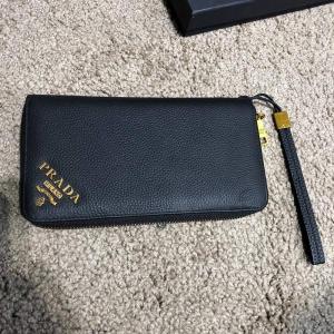 Фото Сумки Prada Zippy Organiser Milano Dal 1913 Black