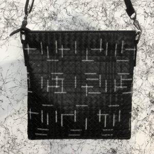 Фото Сумки Bottega Veneta Small Messenger Bag In Nero Multicolor Intrecciato VN