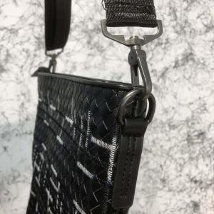 Фото Сумки Bottega Veneta Small Messenger Bag In Nero Multicolor Intrecciato VN