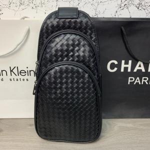 Фото Сумки Bottega Veneta Avenue Sling Bag Nero Intrecciato