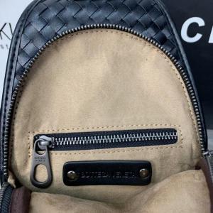 Фото Сумки Bottega Veneta Avenue Sling Bag Nero Intrecciato