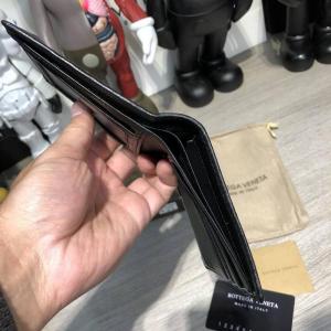 Фото Сумки Бумажник Bottega Veneta Intrecciato Bi-Fold In Nero