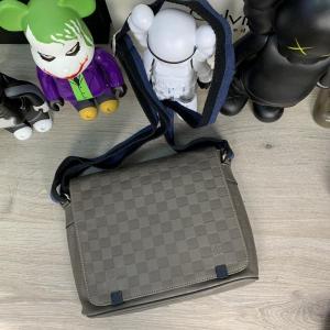 Фото Сумки Messenger Louis Vuitton District PM Damier Infini Metalic