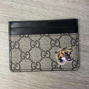 Фото Сумки Gucci Tiger print GG Supreme Card Case
