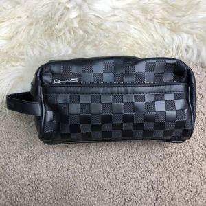 Фото Сумки Toilet Pouch Louis Vuitton Ambler Damier Infini