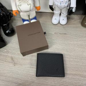 Фото Сумки Бумажник Louis Vuitton Florin Taiga
