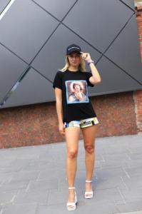 Фото Одежда Футболка черная Икона Стиля Разбитое лицо