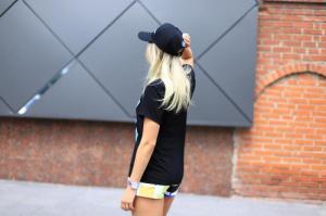 Фото Одежда Футболка черная Икона Стиля Разбитое лицо