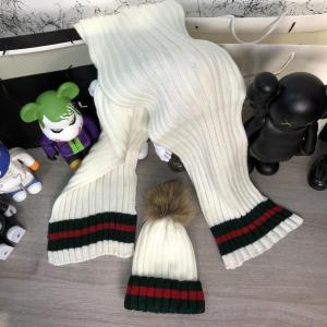 Фото Аксессуары Gucci Winter Hat Knitted Pompon and Scarf Web Milky