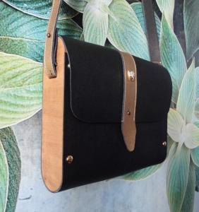 Фото  Женская сумка из кожи и дерева 