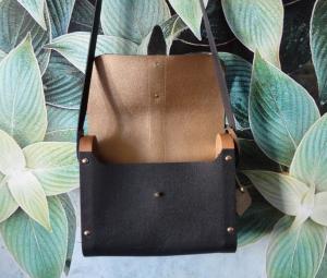 Фото  Женская сумка из кожи и дерева 