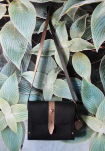 Фото  Женская сумка из кожи и дерева 