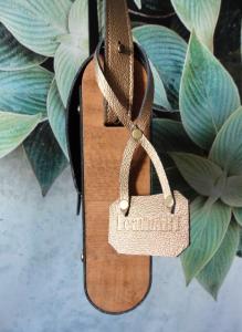 Фото  Женская сумка из кожи и дерева 