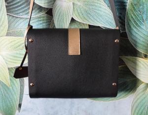 Фото  Женская сумка из кожи и дерева 