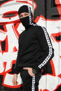 Фото  Свитшот утеплённый чёрный с бело-чёрными лампасами Карра