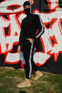 Фото  Свитшот утеплённый чёрный с бело-чёрными лампасами Карра