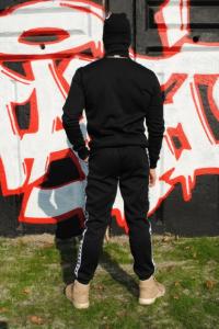 Фото  Свитшот утеплённый чёрный с бело-чёрными лампасами Карра