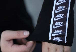 Фото Одежда Зимняя кофта с капюшоном Nike черная с черным лампасом