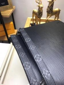 Фото Сумки Louis Vuitton Pochette Voyage MM Epi Noir