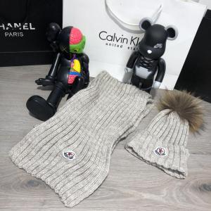 Фото Аксессуары Moncler Winter Hat Knitted Pompon and Scarf Sandy
