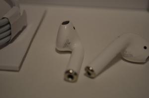 Фото  Наушники беспроводные Airpods 2 лучшая копия с блютуз настройками