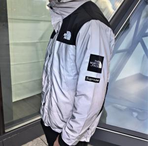 Фото  Рефлективная Куртка Supreme x The north face 