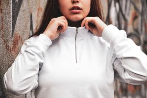 Фото Одежда Свитшот женский с замком белый DNK - HALF ZIP