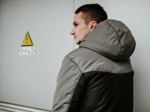 Фото  Мужская ветровка анорак  весна  осень Intruder Hypnotic (серо - черный)