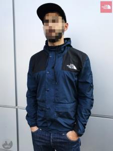 Фото  Ветровка The North Face 1985 Seasonal Mountain Jacket (Черно-синяя)