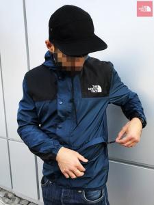 Фото  Ветровка The North Face 1985 Seasonal Mountain Jacket (Черно-синяя)