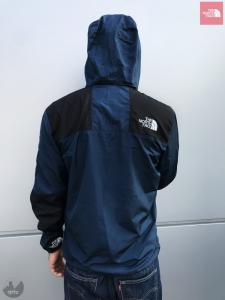 Фото  Ветровка The North Face 1985 Seasonal Mountain Jacket (Черно-синяя)