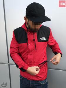 Фото  Ветровка The North Face 1985 Seasonal Mountain Jacket (Черно-красная)