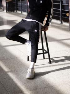 Фото Одежда Спортивные штаны мужские укороченные Adidas Stich черные