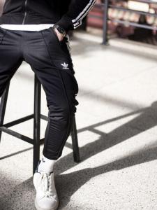 Фото Одежда Спортивные штаны мужские укороченные Adidas Stich черные