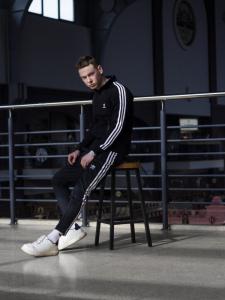 Фото Одежда Спортивные штаны мужские укороченные Adidas Stich черные